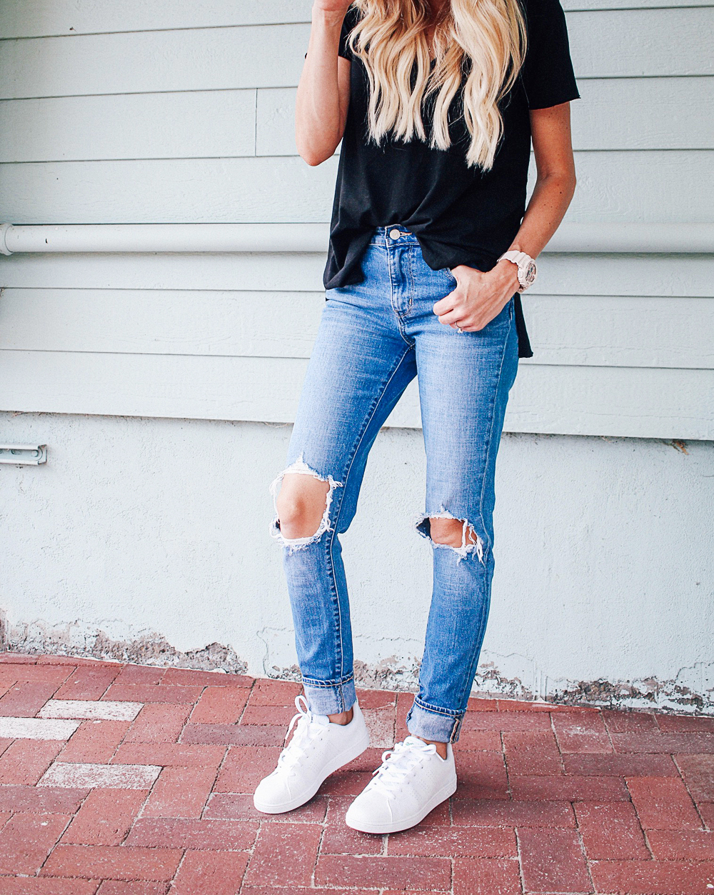 kailee-wright-black-tee-jeans